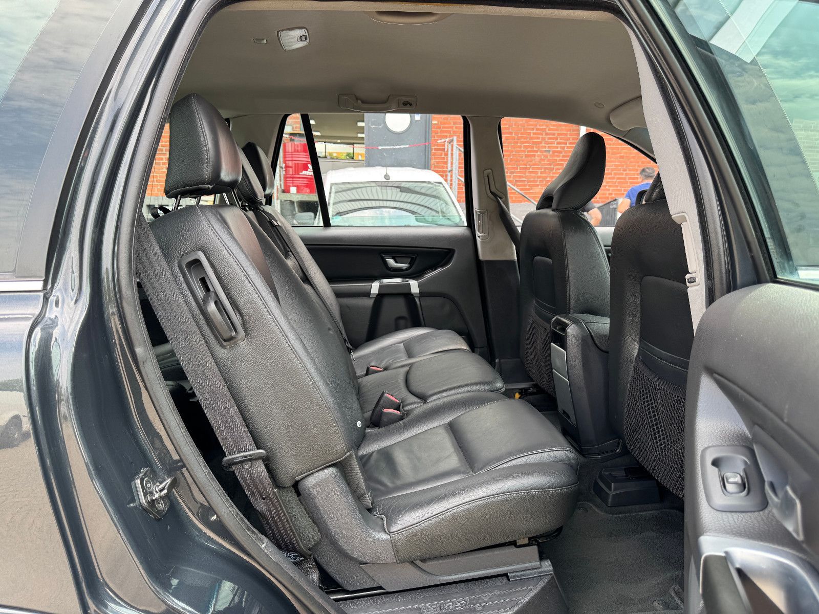 Fahrzeugabbildung Volvo XC90 2.4 D5 AWD GEARTRONIC 7-SITZER VOLL TÜV NEU