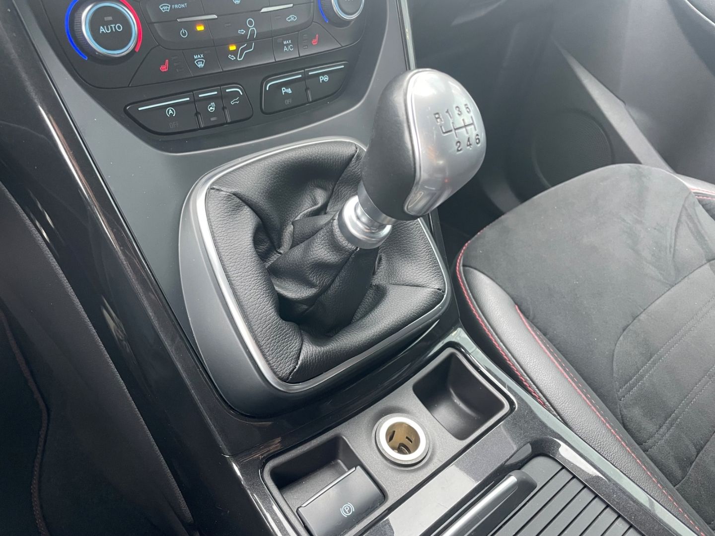 Fahrzeugabbildung Ford Kuga ST-Line elek Heckkl SHZ vo Lenkradhzg