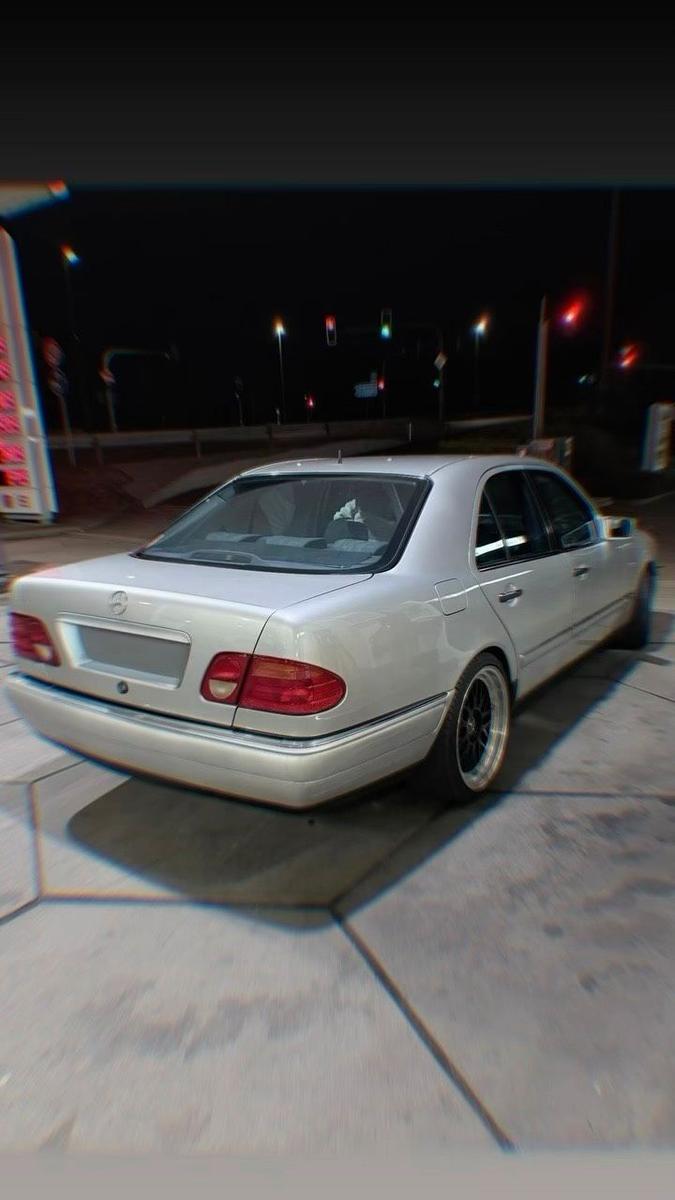 Mercedes-Benz E 240