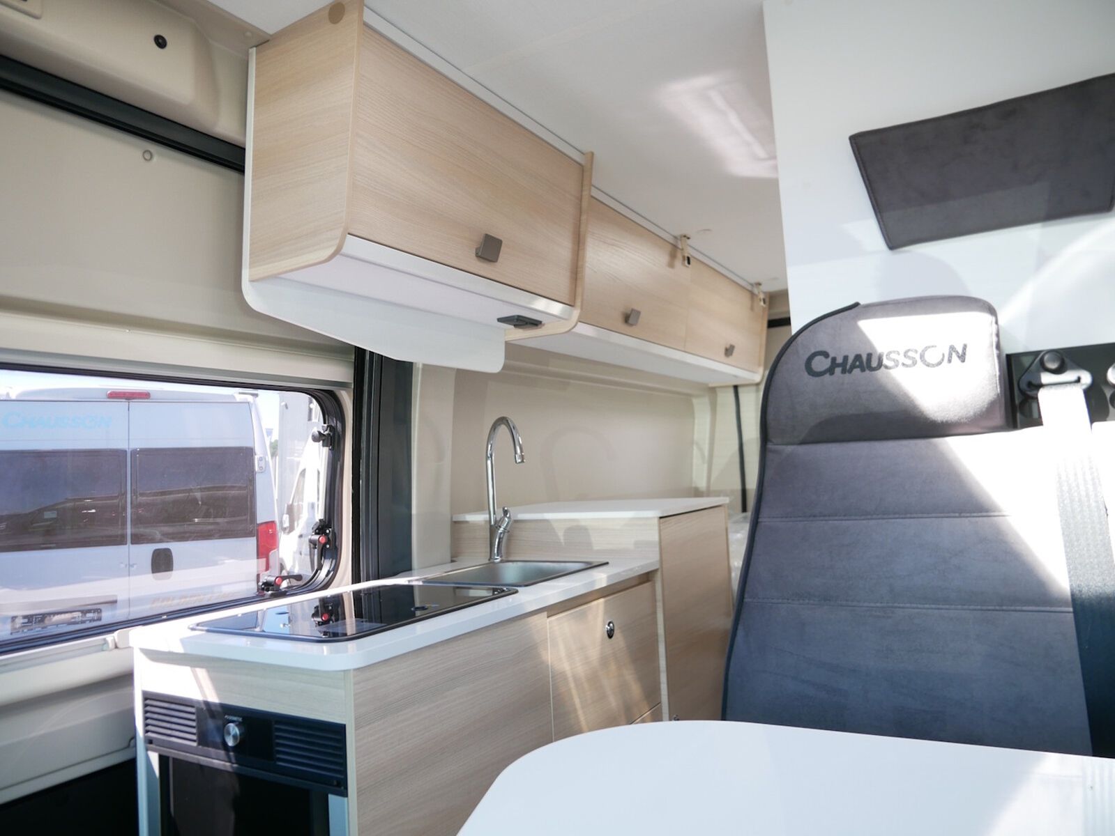 Fahrzeugabbildung Chausson Van First Line V594L Dörr Black-Edition exklusiv