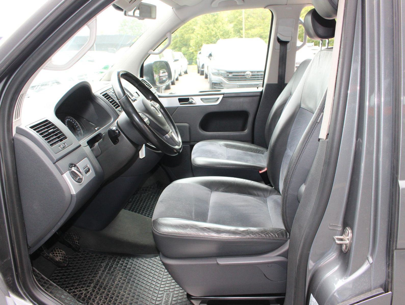 Fahrzeugabbildung Volkswagen 2.0 TDI T5 Multivan  Highline*Navi*AHK*