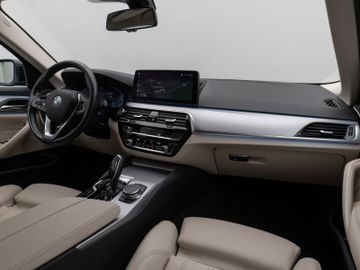 Fahrzeugabbildung BMW 530e Tour HUD Laser Sportsitz Komfortzugang