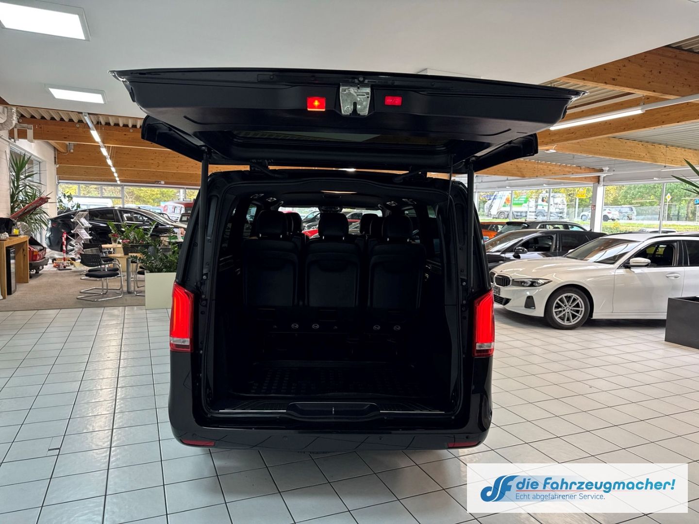 Fahrzeugabbildung Mercedes-Benz V 250 d AVANTGARDE extralang XXL Leder LED Blend