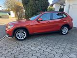 BMW X1 18i sDrive Automatik *Winter + Sommerräder*SH - BMW: Orange