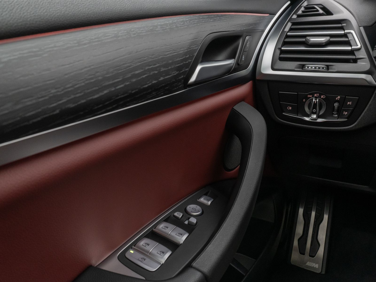 Fahrzeugabbildung BMW X4 xD30i M Sport Panorama 360°DAB H/K AHK Komfor