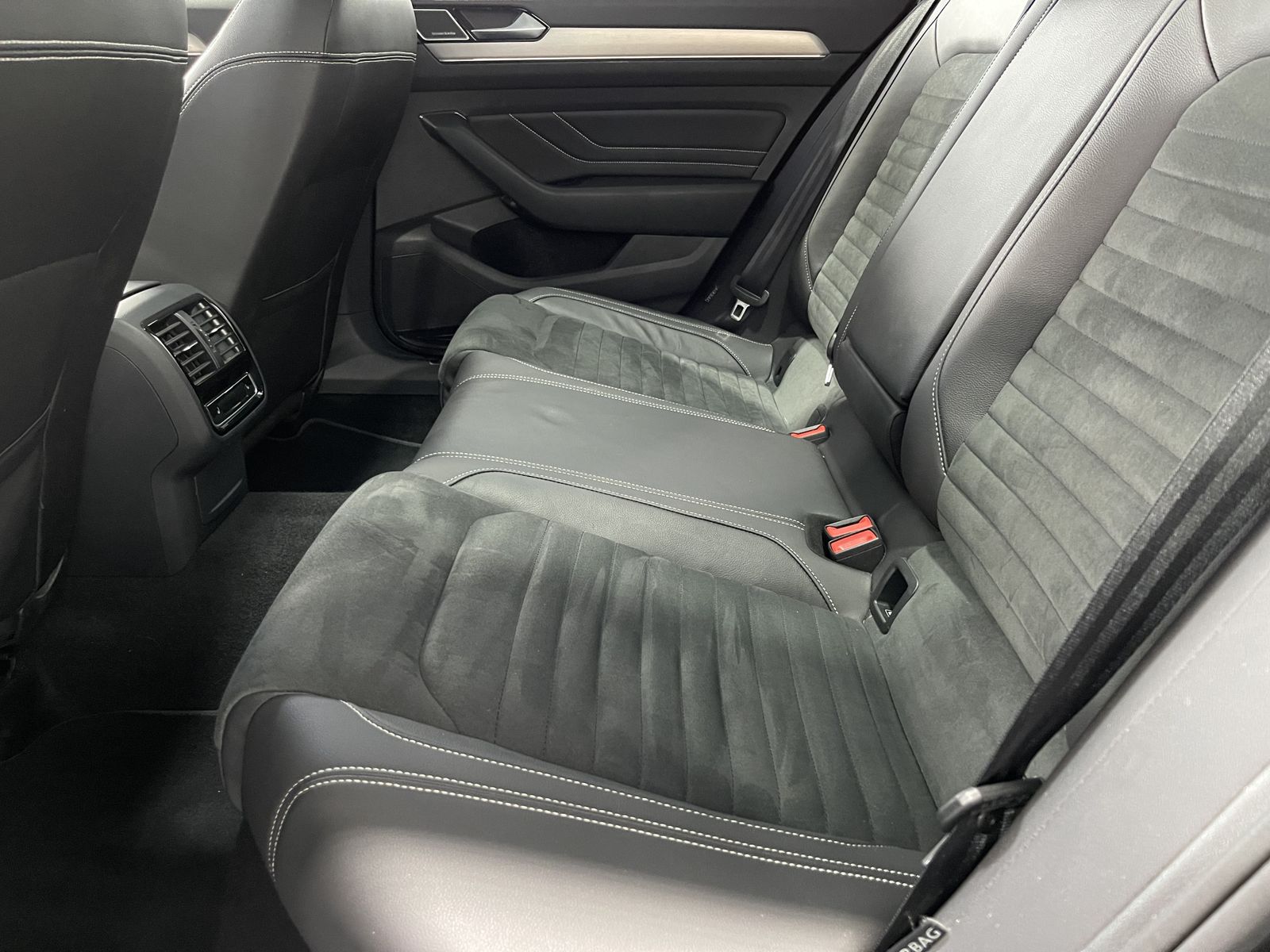 Fahrzeugabbildung Volkswagen Passat Variant Elegance 2.0 TDI*LED-Matrix*AHK*P