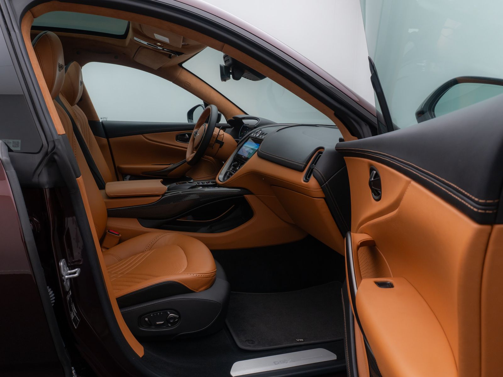 Fahrzeugabbildung Aston Martin DBX 4.0 V8 Individual Carbon Elegance Mega-Voll