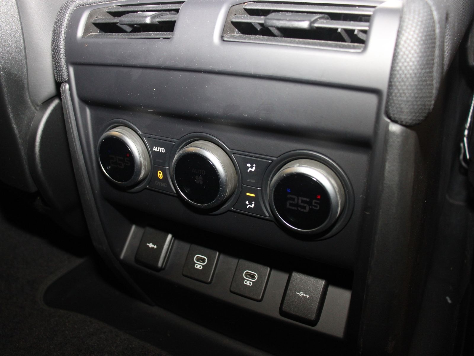 Land Rover Defender 90 P525 V8 Black Pack foto 17