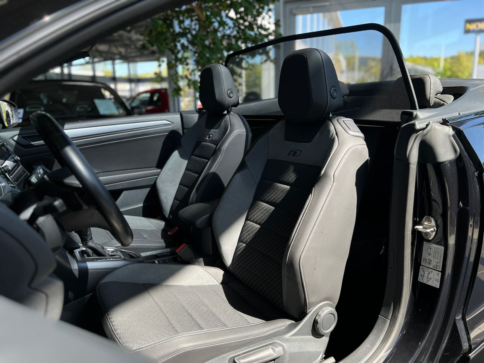 Fahrzeugabbildung Volkswagen T-Roc Cabriolet R Line Black AHK BEATS KEYLESS