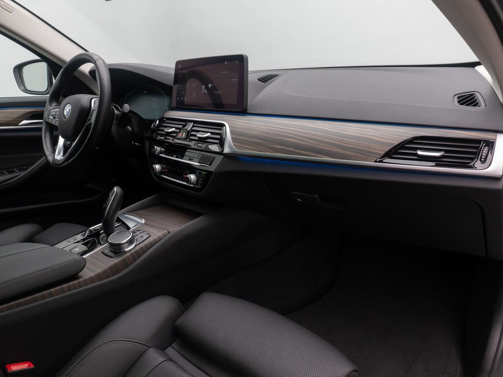 Fahrzeugabbildung BMW 530e HUD DAB Alarm Panorama HiFi Sport Leder