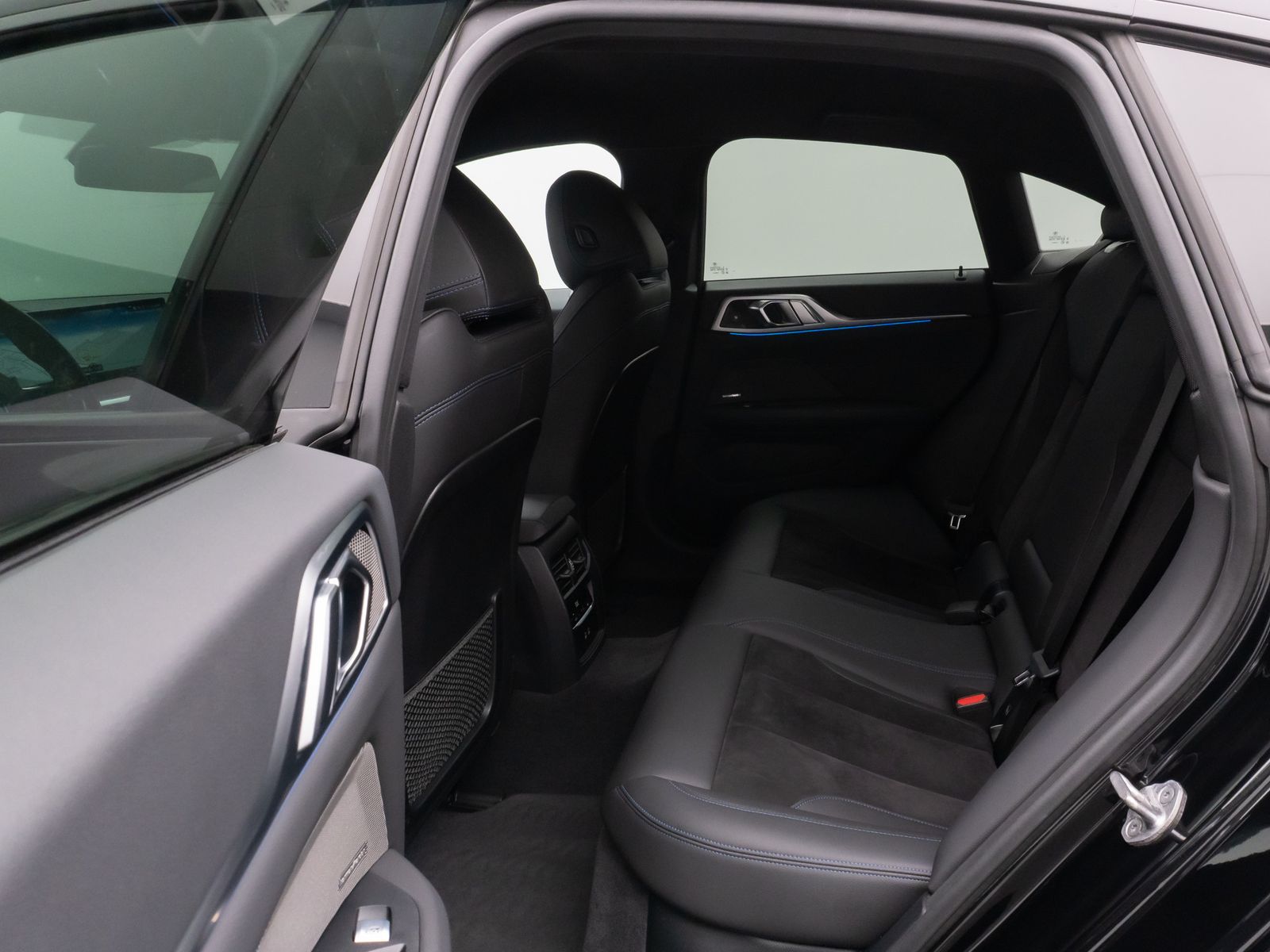 Fahrzeugabbildung BMW i4 eD40 M Sport Kamera DAB H/K Komfort 18Zoll