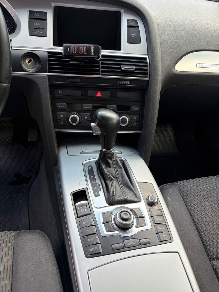 Audi Quattro 2011 — engine