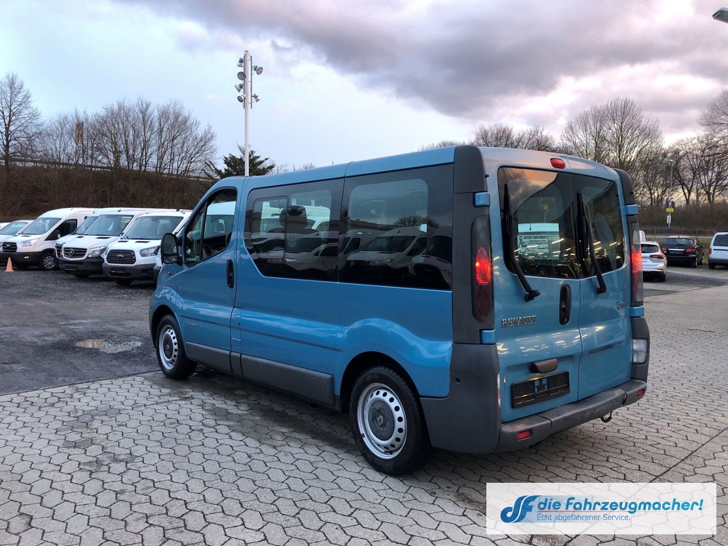 Fahrzeugabbildung Renault Trafic Combi Behindertengerecht Rampe Export TÜV