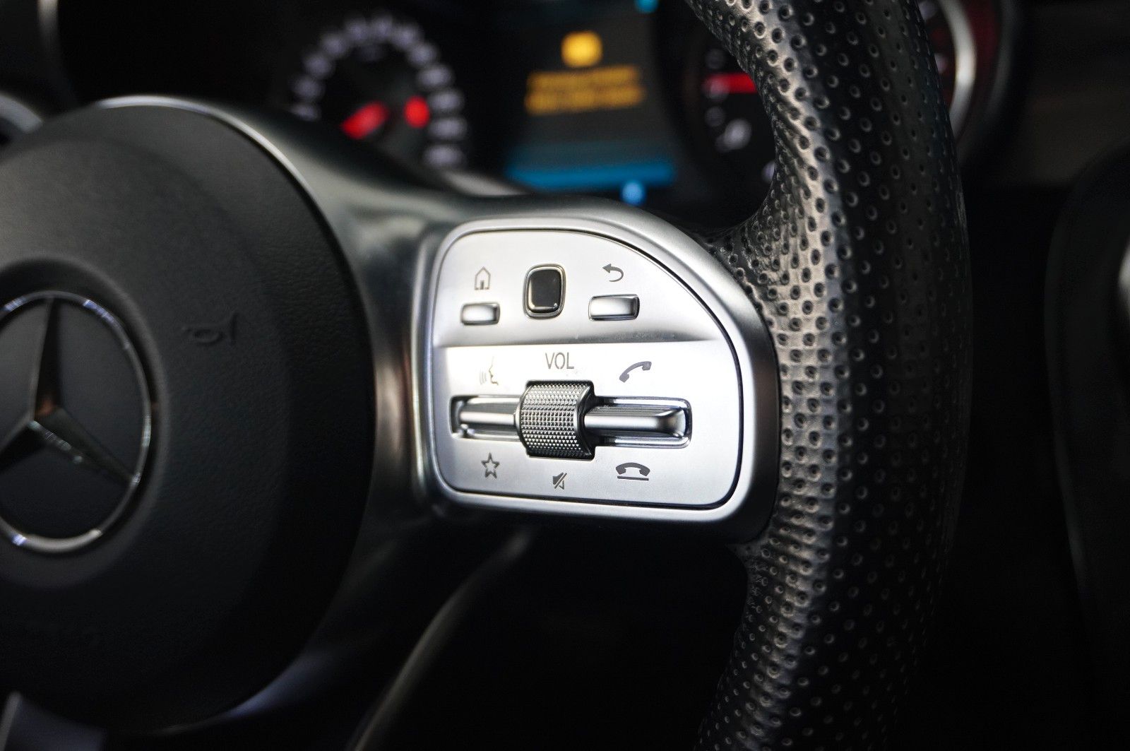 Fahrzeugabbildung Mercedes-Benz C 180 COUPE AMG LINE NAVI/LED/KAMERA/SPORT/SHZ