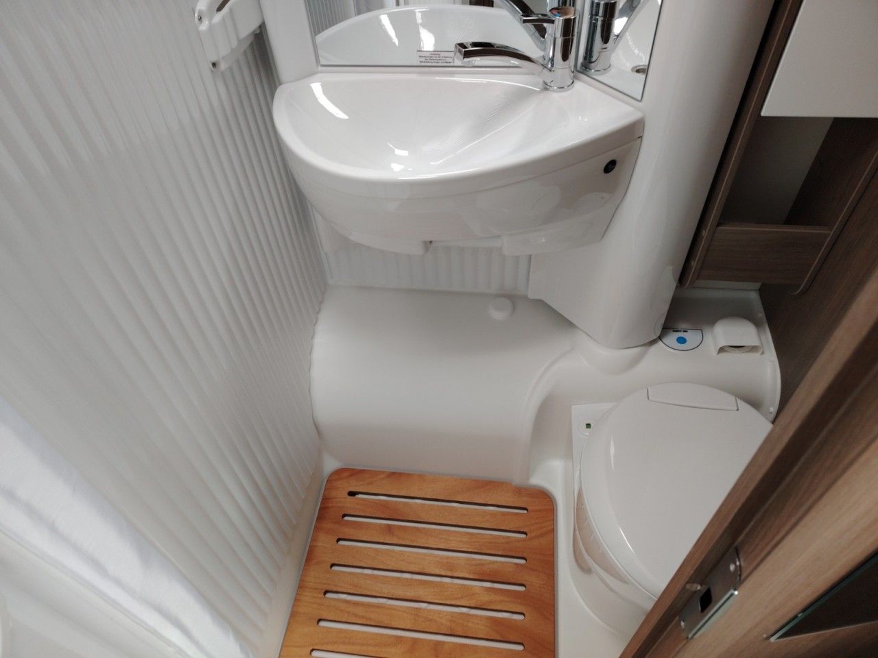 Fahrzeugabbildung Carado V337 PRO+ Automatik Markise Klima Fenster el.