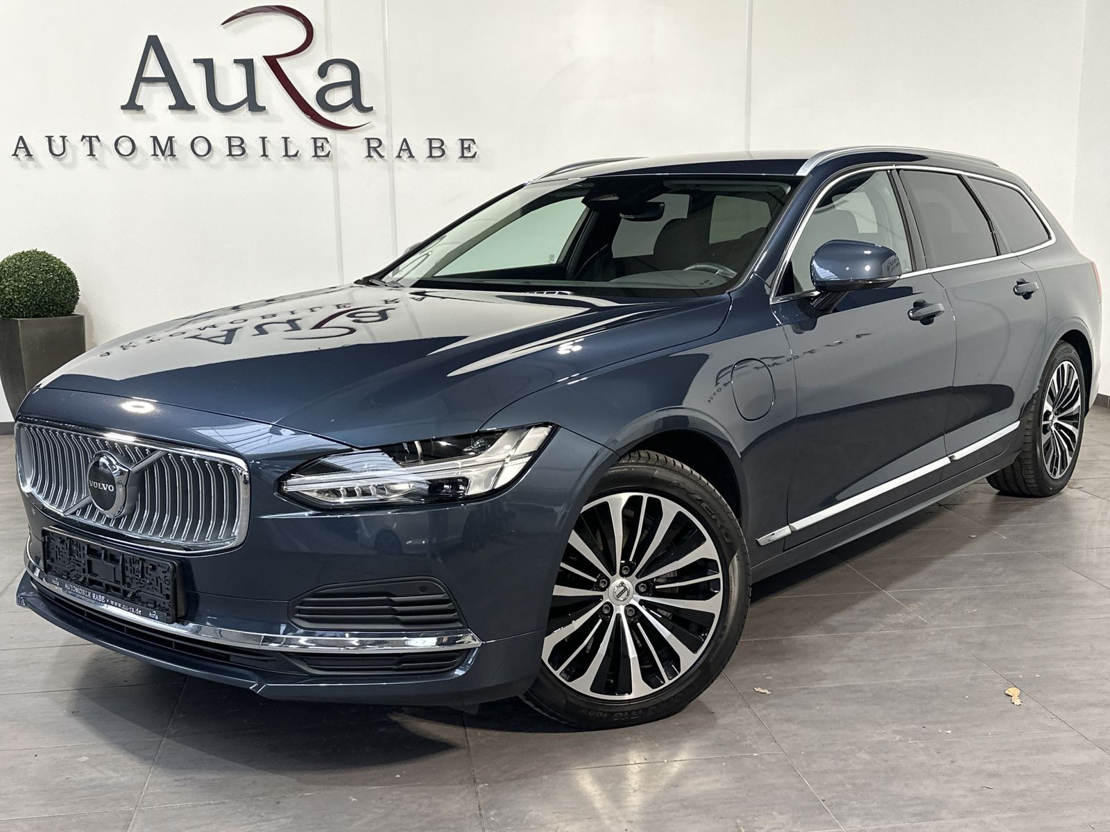 Fahrzeugabbildung Volvo V90 T6 Recharge AWD Core NAV+LED+KAM+AHK+VC+ACC