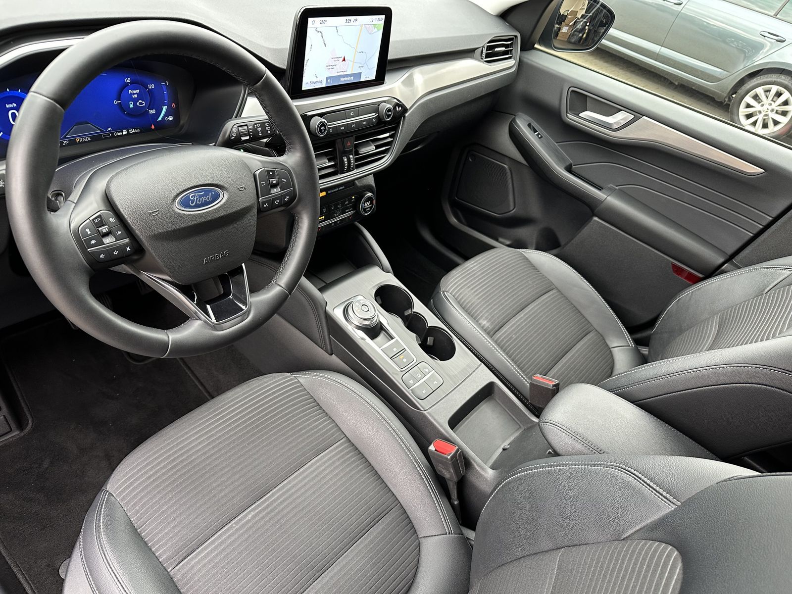 Fahrzeugabbildung Ford Kuga 2.5 Plug-In Hybrid Titanium X NAV+LED+HUD