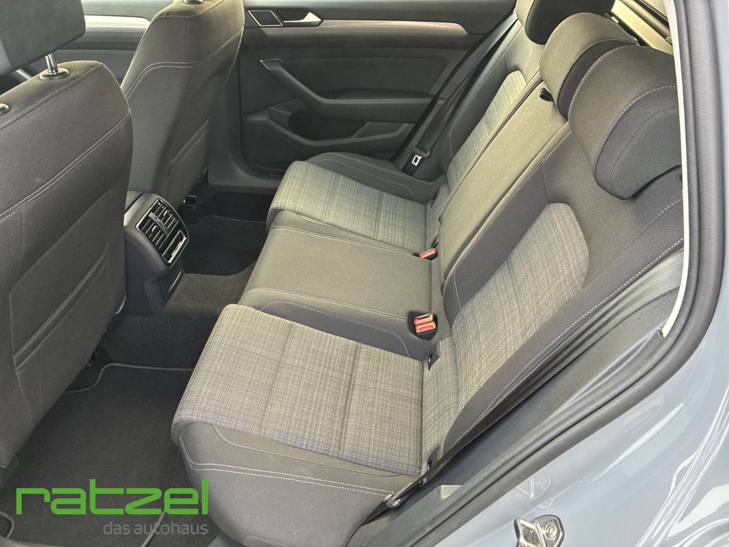 Fahrzeugabbildung Volkswagen Passat Variant 2.0 TDI DSG Business Navi Massage