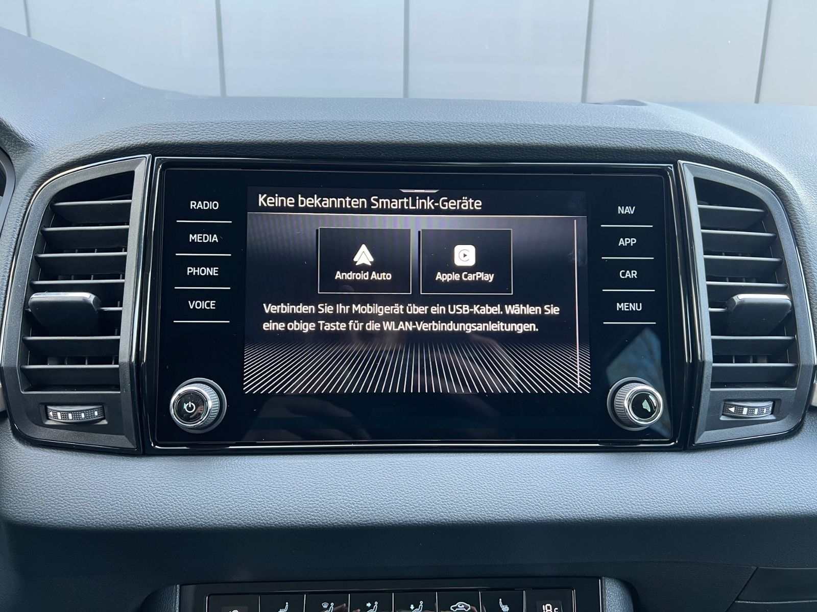 Fahrzeugabbildung SKODA Karoq Tour 1.5 TSI DSG *AHK, 17" LM-Felge, Navi,