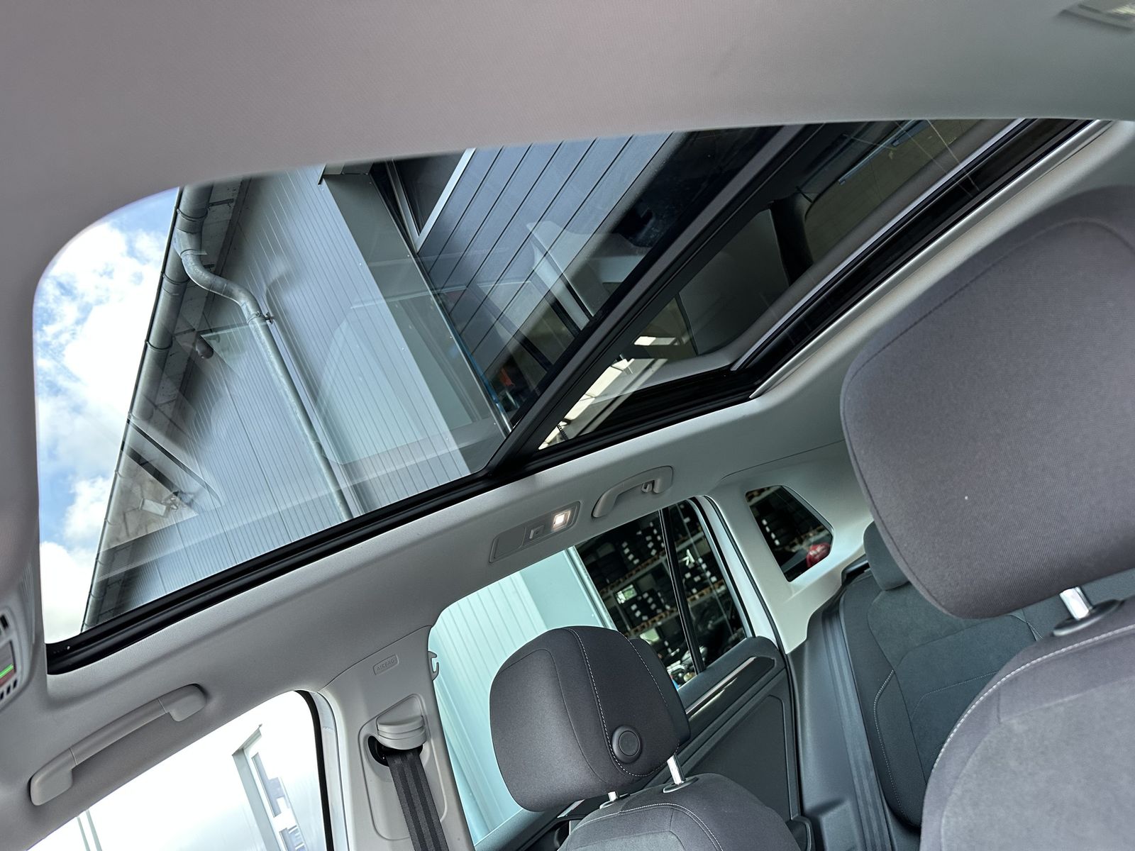 Fahrzeugabbildung Volkswagen Tiguan 2.0 TDI 4M DSG Elegance NAV+LED+AHK+PANO