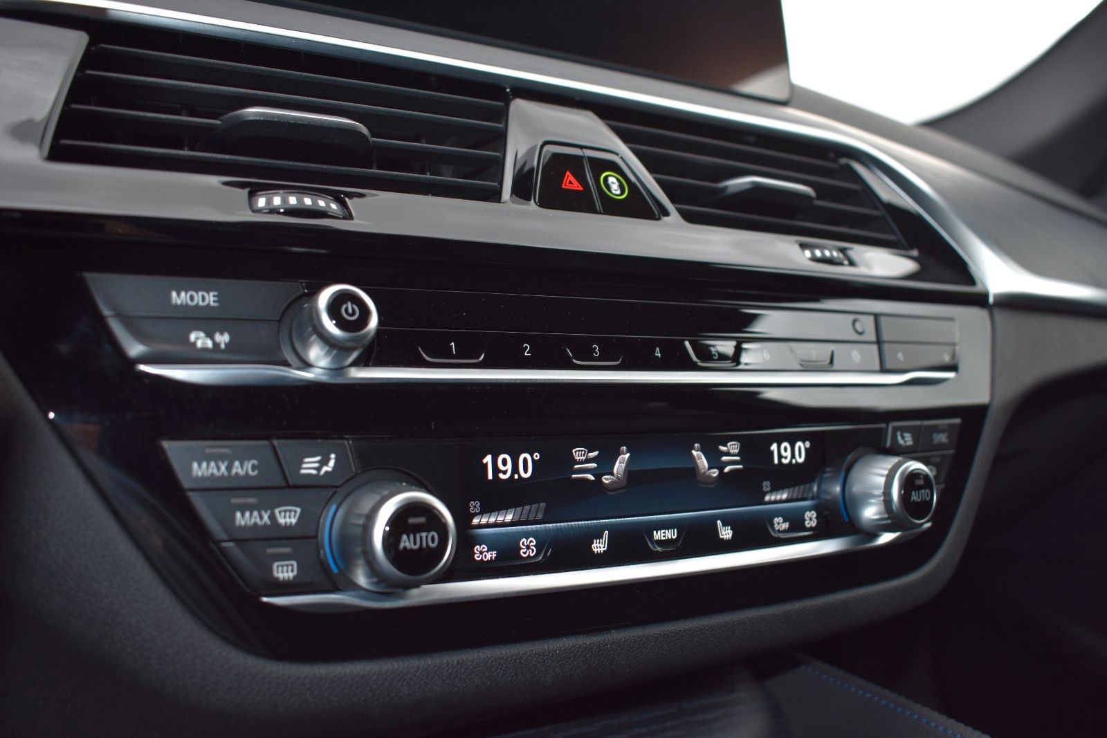 Fahrzeugabbildung BMW 530d Touring xDrive MSport LASER/HUD/KEYLESS/AHK