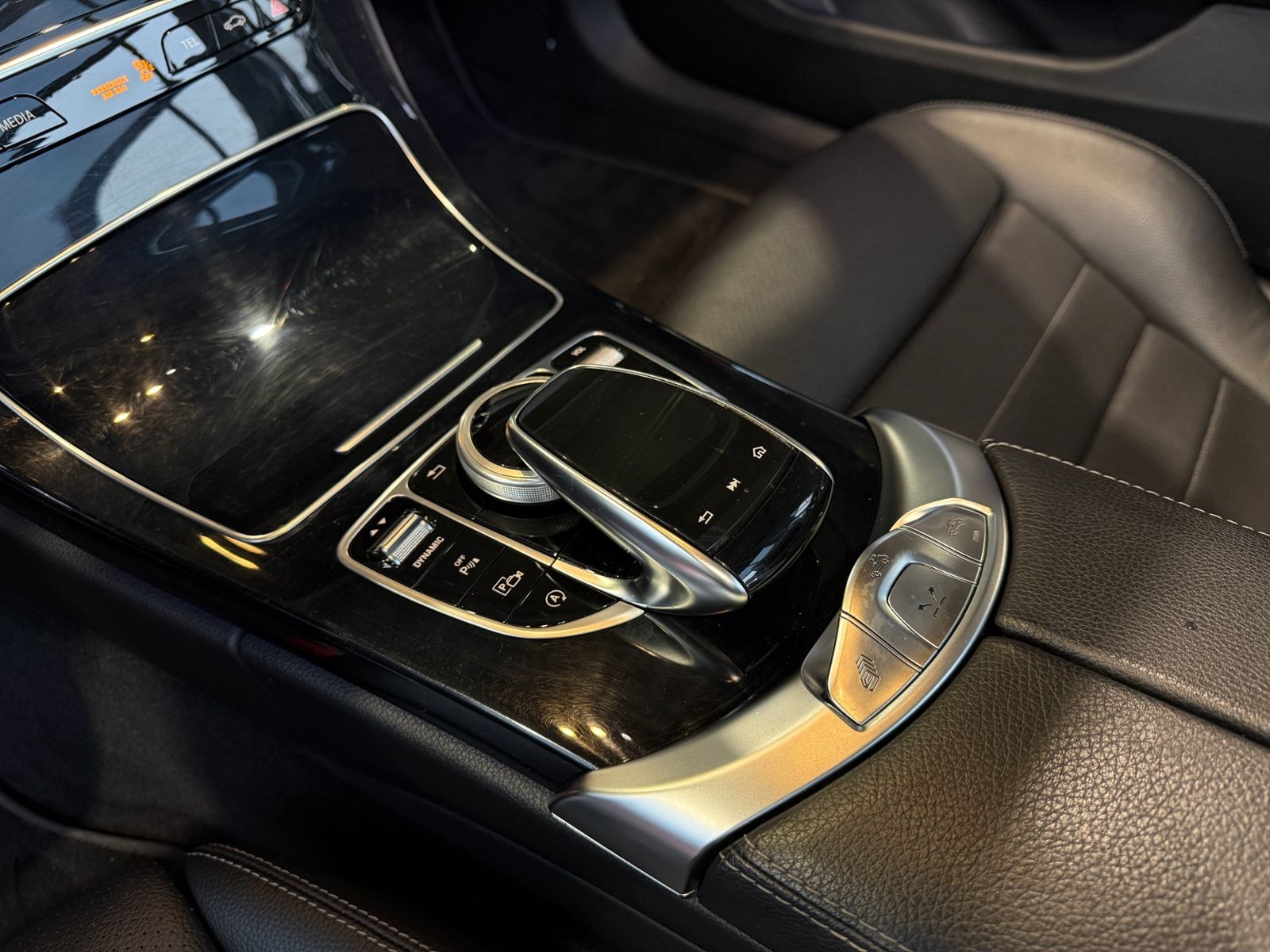 Fahrzeugabbildung Mercedes-Benz C 300 Cabrio AMG Line HUD LED RFK 18"