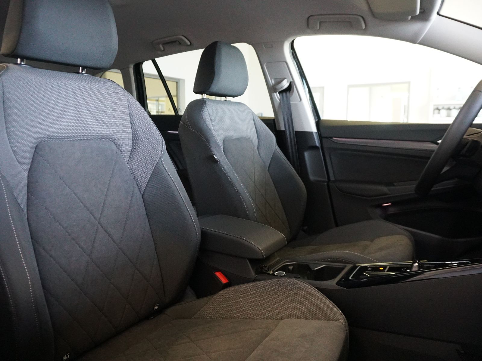 Fahrzeugabbildung Volkswagen Golf VIII Variant Style 1.5 eTSI DSG *AHK, LED,