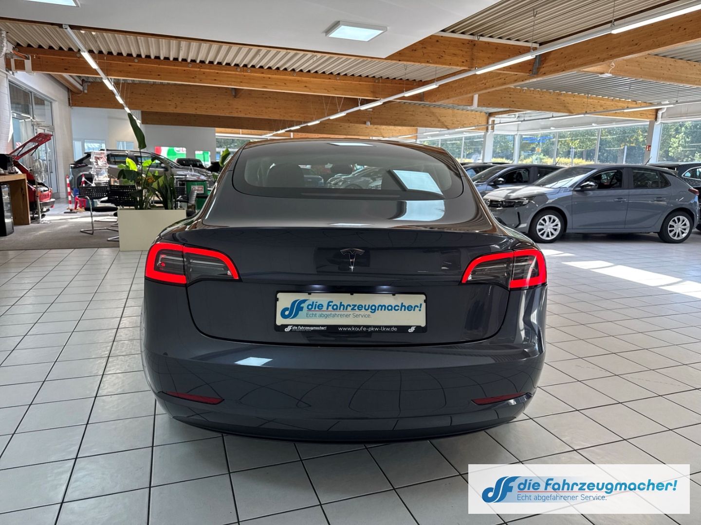 Fahrzeugabbildung Tesla Model 3 RWD Soundsystem ACC El. Heckklappe WLAN