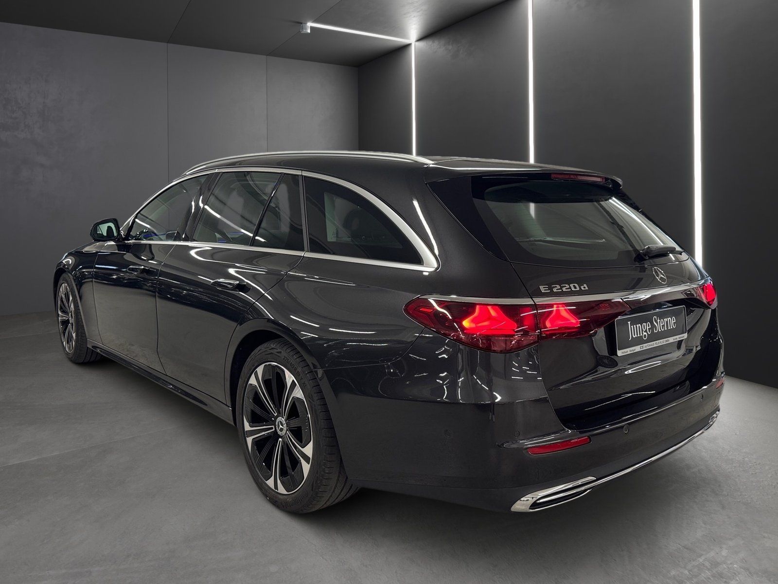 Fahrzeugabbildung Mercedes-Benz E 220 T d AVANTGARDE*Pano*AHK*Distronic*Totwink*