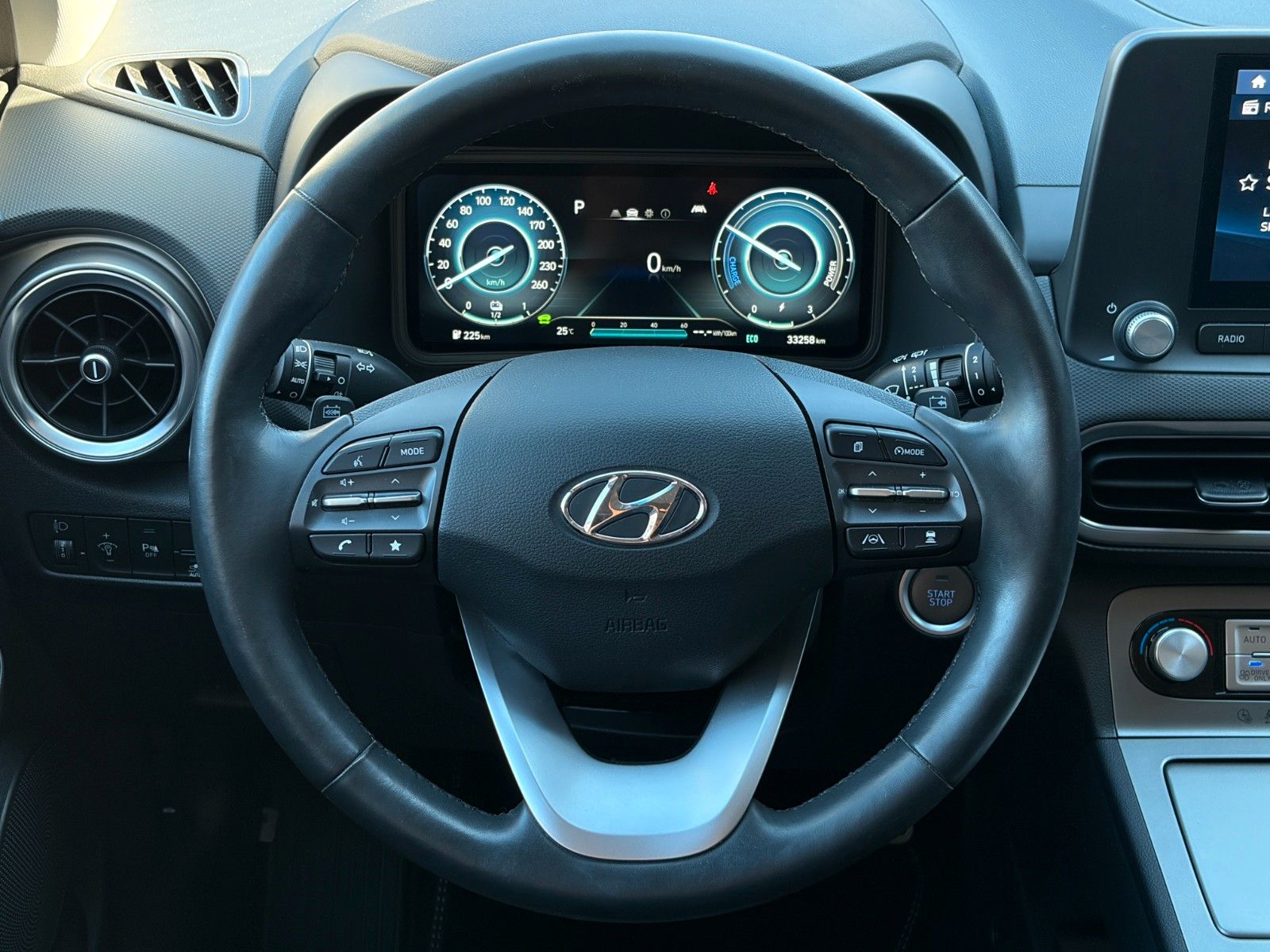 Fahrzeugabbildung Hyundai KONA E Select CarPlay Kamera PDC ACC SHZ LHZ LKA