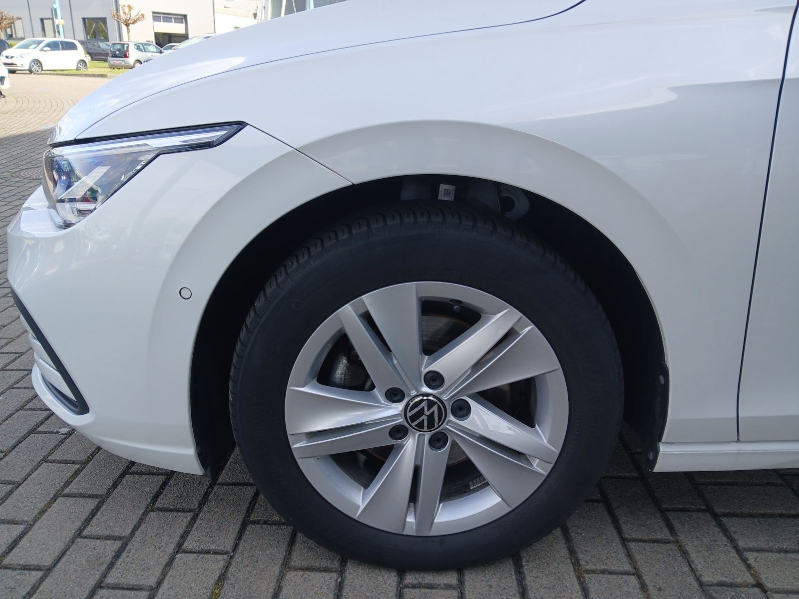 Fahrzeugabbildung Volkswagen Golf VIII eTSI Life DSG LED AHK Navi Pano AID AC