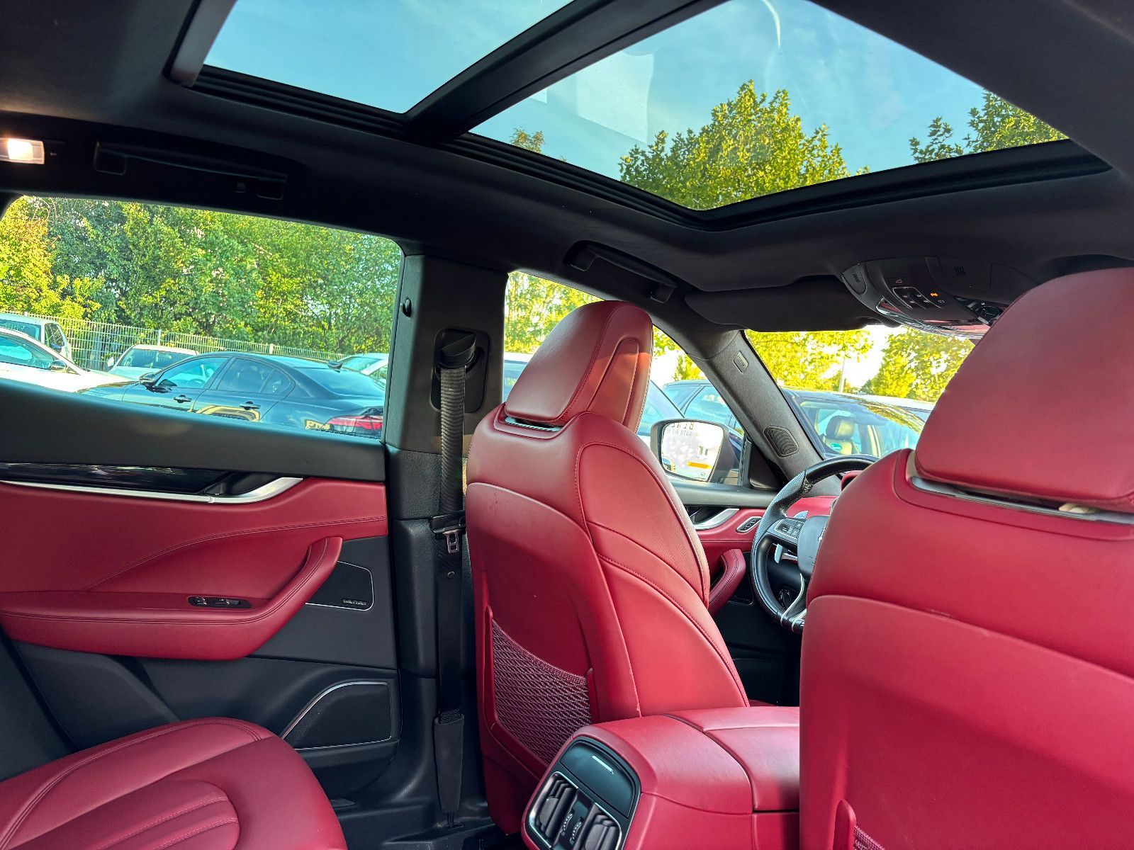 Fahrzeugabbildung Maserati Levante/EXCLUSIVE/RED/360'KAM/PANO/HARMAN-KARDON