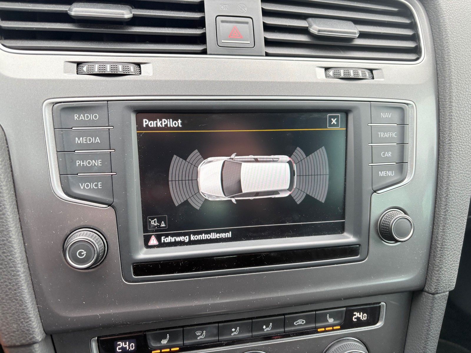 Fahrzeugabbildung Volkswagen Golf VII 2.0TDI Lim. LOUNGE Navi Klima PDC SPORT