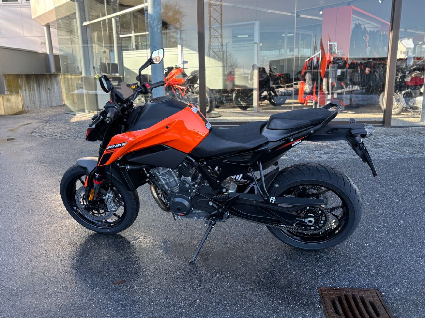 Fahrzeugabbildung KTM 790 Duke Modell 2026 mitTech Pack auch in Schwar
