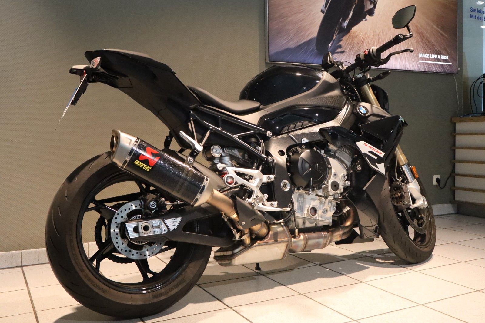 Fahrzeugabbildung BMW S 1000 R + Akrapovic
