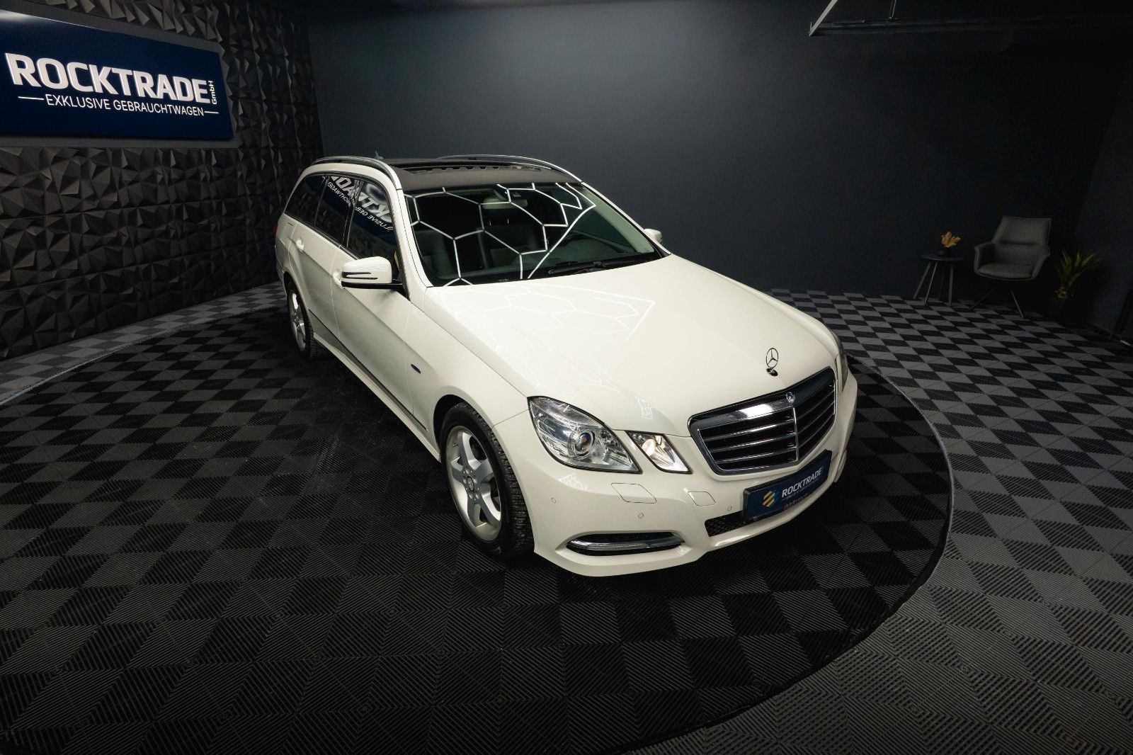 Fahrzeugabbildung Mercedes-Benz E 220 T CDI BlueEfficiency Avantgarde *Bi-Xenon*