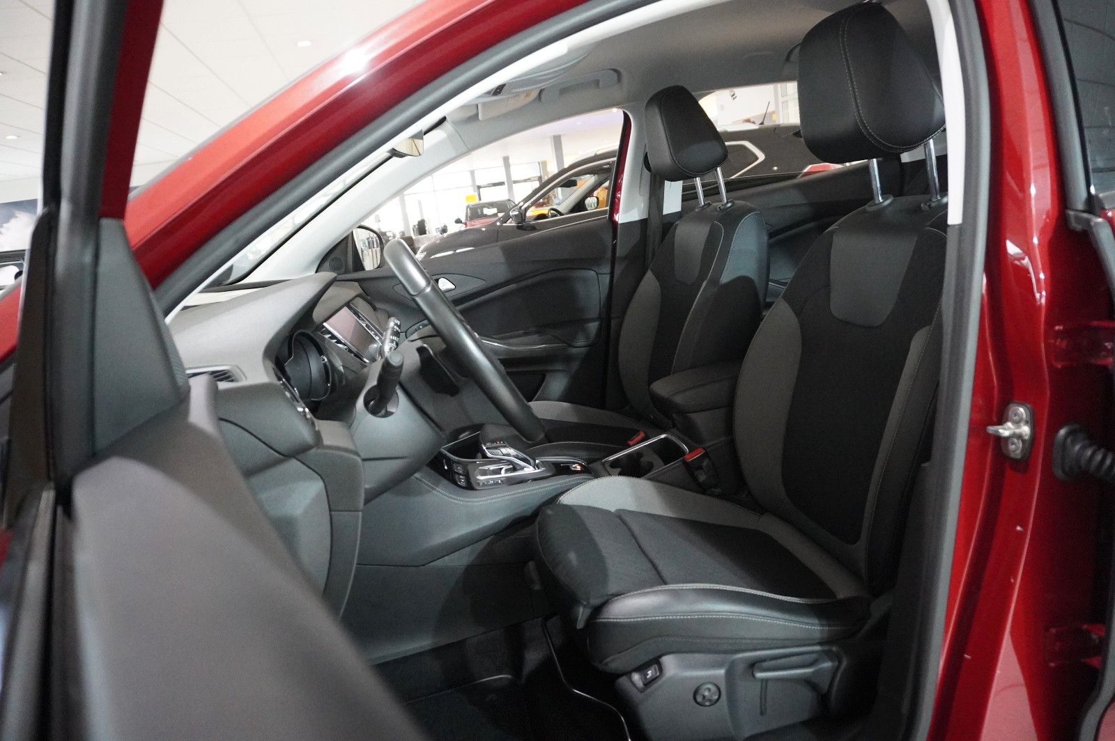 Fahrzeugabbildung Opel Grandland (X) 1.6 ELEGANCE HYBRID NAVI/SH/KAMERA