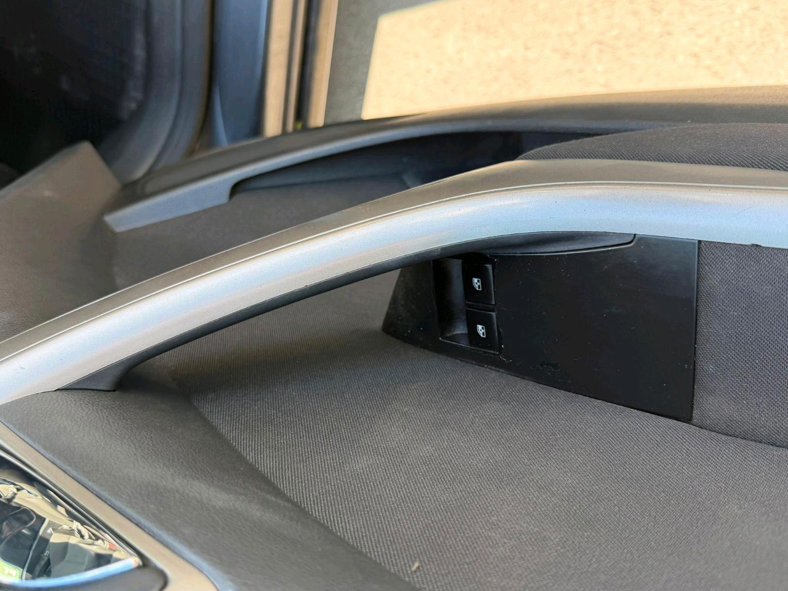 Opel Astra 2011 — photo 10