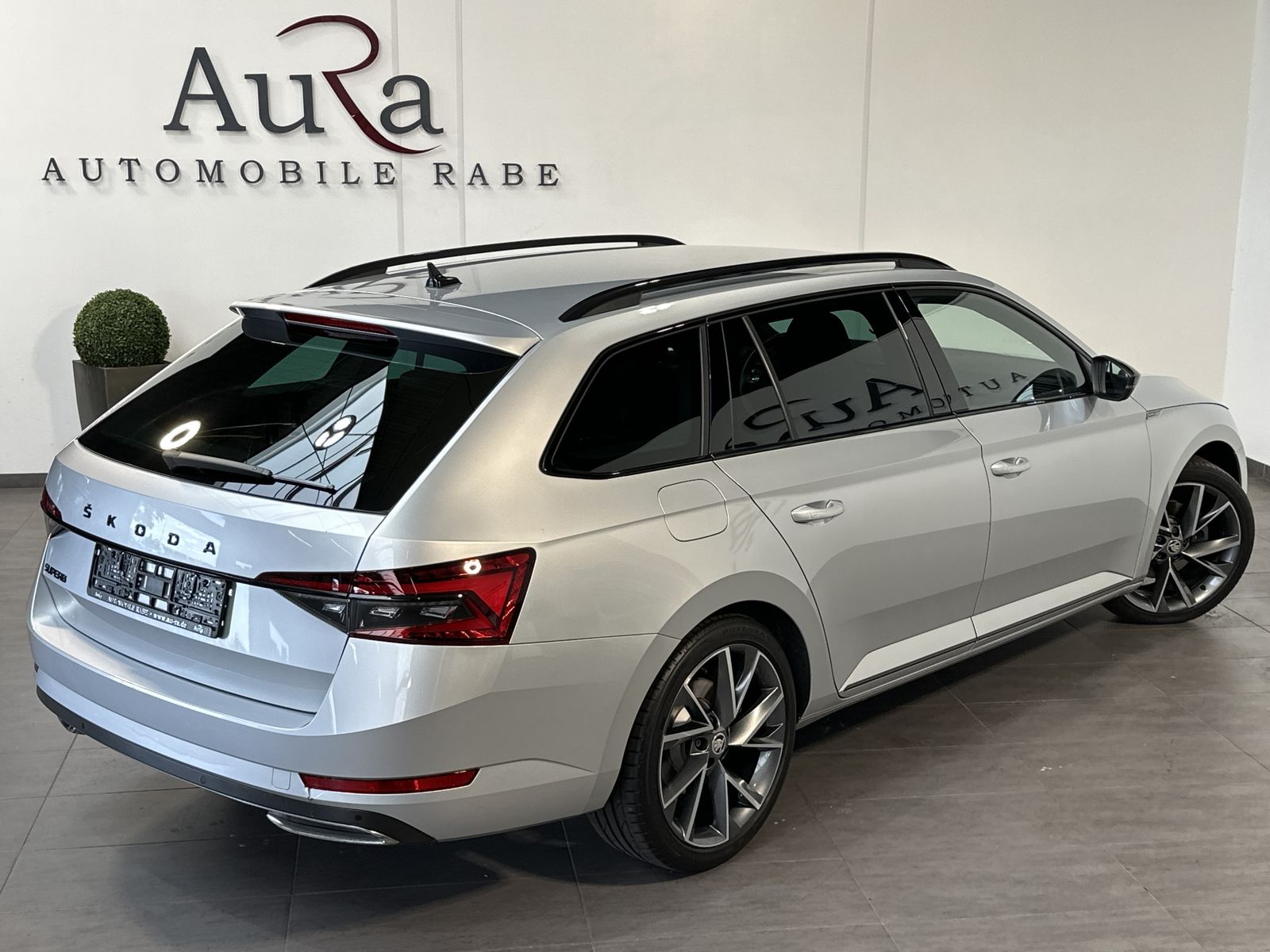 Fahrzeugabbildung SKODA Superb Combi 2.0 TDI DSG Sportline NAV+LED+AHK