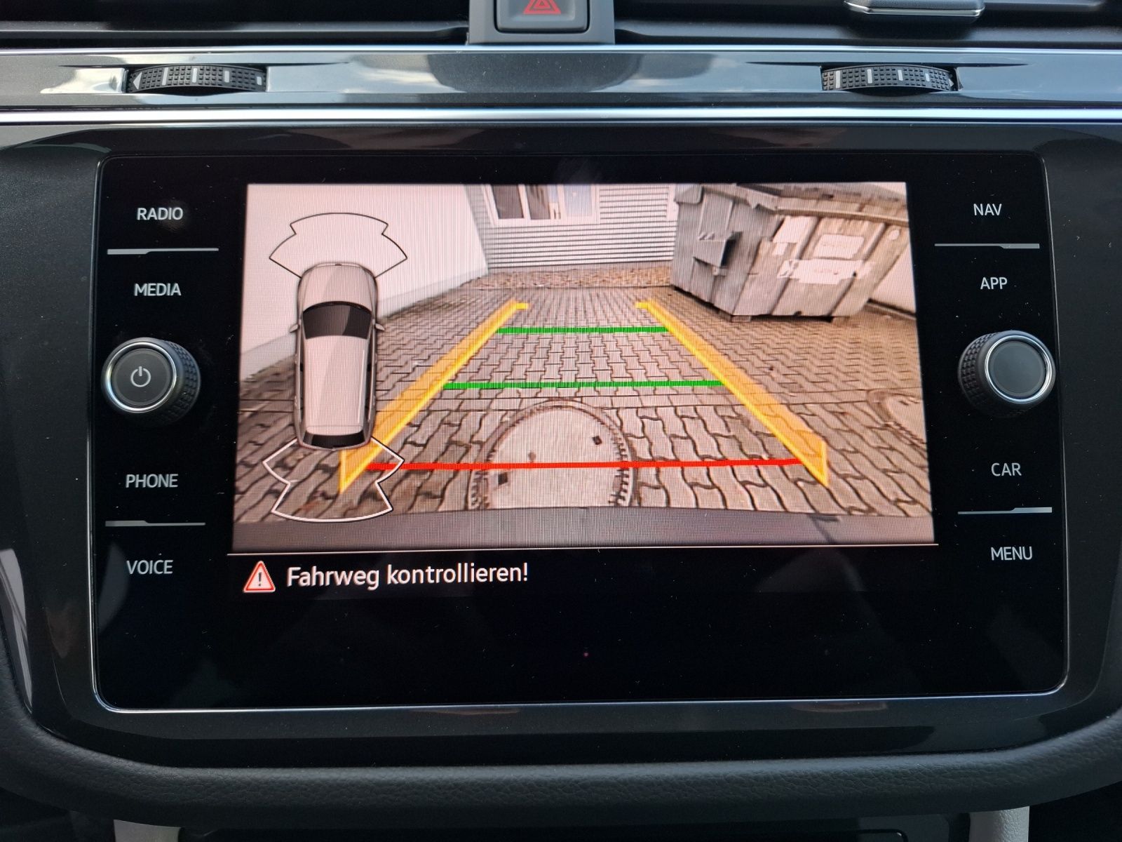 Fahrzeugabbildung Volkswagen Tiguan TSI Elegance DSG 4M Matrix Navi AID ACC R