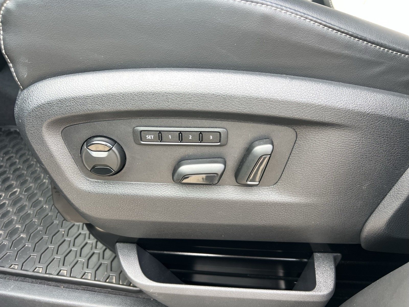 Fahrzeugabbildung Volkswagen T6 Multivan T6.1 TDI Gen. Six 4Mo. DSG LED NAVI