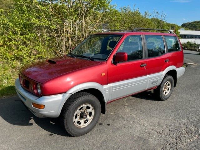 Nissan Terrano 2,7 Diesel - 7 Sitzer & AHK