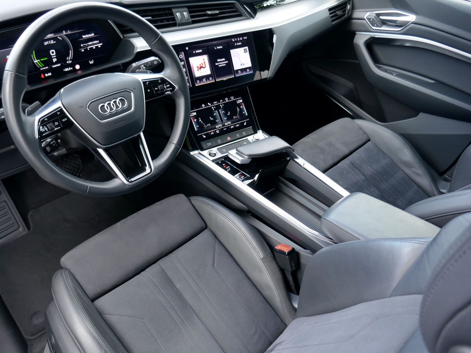 Fahrzeugabbildung Audi e-tron advanced 55 quattro 300kW | LED RFK CCS