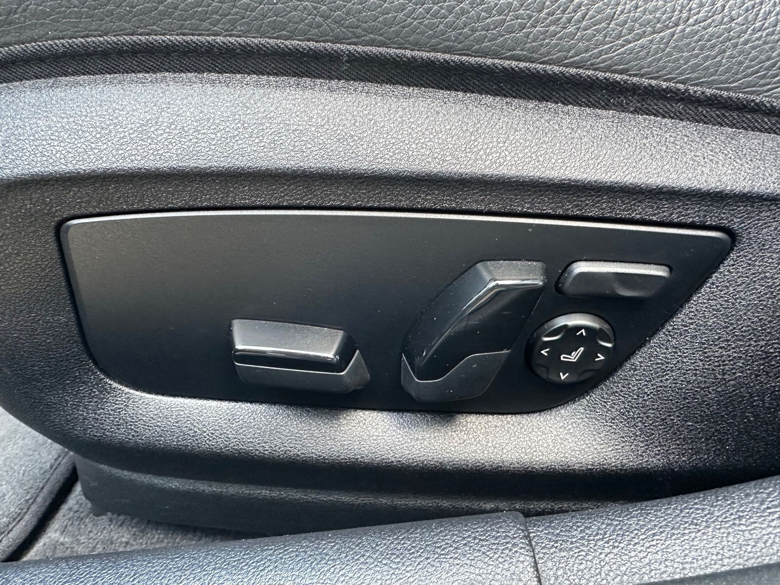 Fahrzeugabbildung BMW 540 i Touring xDrive M-Sport NAV+LED+HEAD-UP