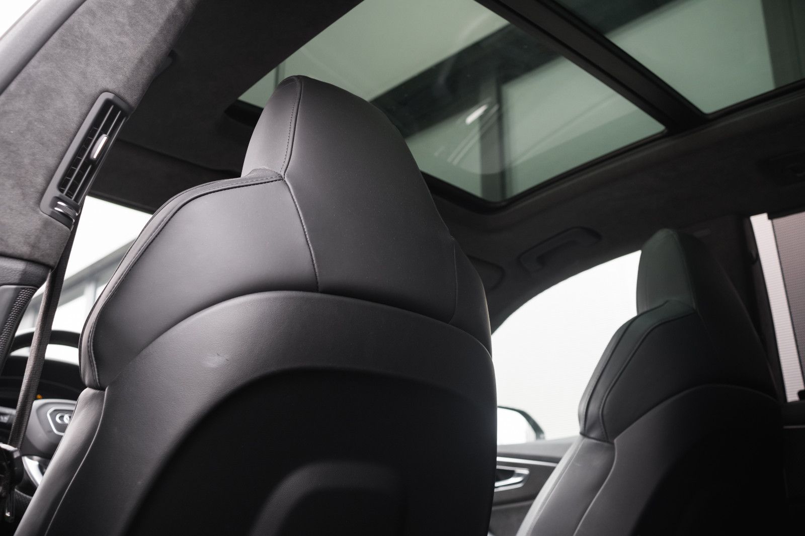 Fahrzeugabbildung Audi RSQ8  4.0 TFSI quattro-Keramik-Matrix-LED-Sitzb.