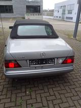 Mercedes-Benz E 220 E 220 - Mercedes-Benz E 220 mit Benzin-Antrieb: Automatik