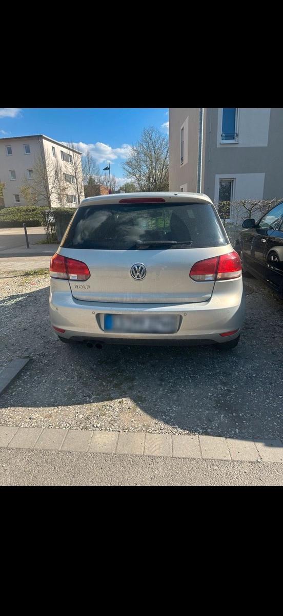 Volkswagen Golf 2011 — rear view