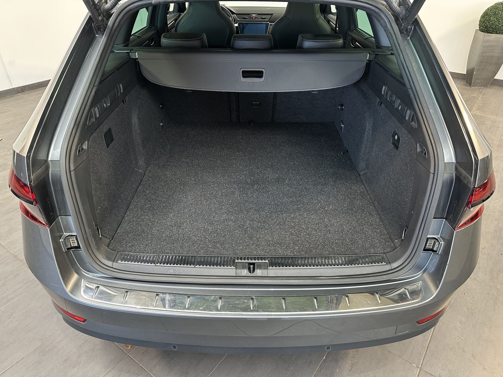 Fahrzeugabbildung SKODA Superb Combi Sportline iV NAV+LED+PANO+19ZO+360°