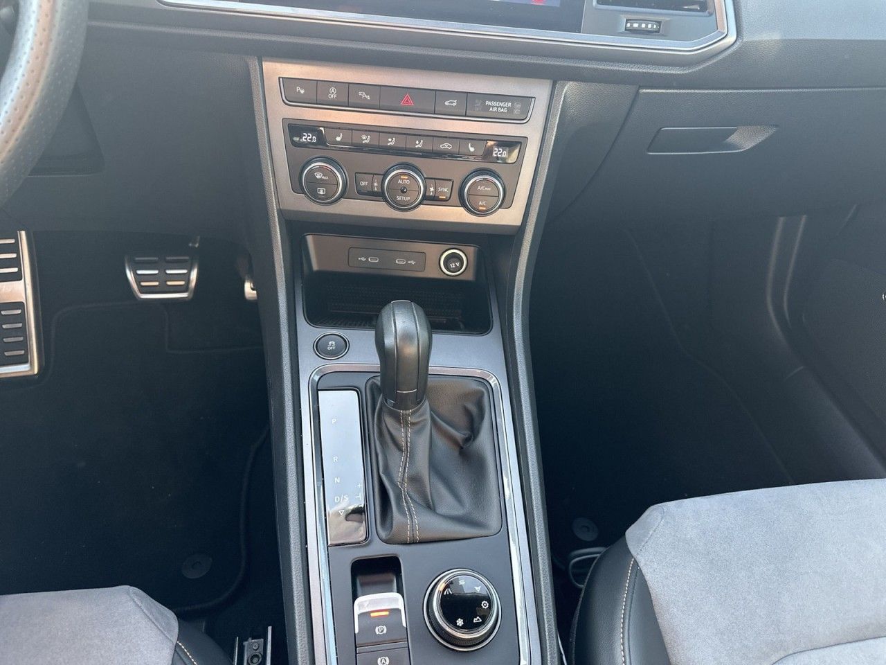 Fahrzeugabbildung CUPRA Ateca Tribe Edition 2.0 TSI 300 PS DSG 4Drive - mit KI generiert/bearbeitet
