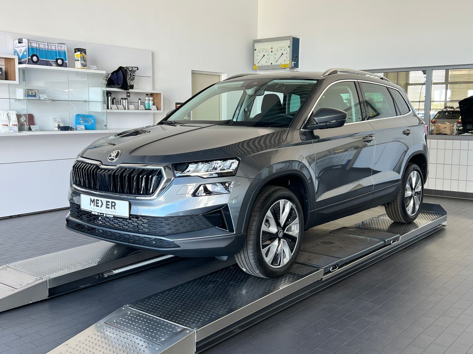 Fahrzeugabbildung SKODA Karoq Selection 1.5 TSI DSG *AHK, LED, 18"-LM*